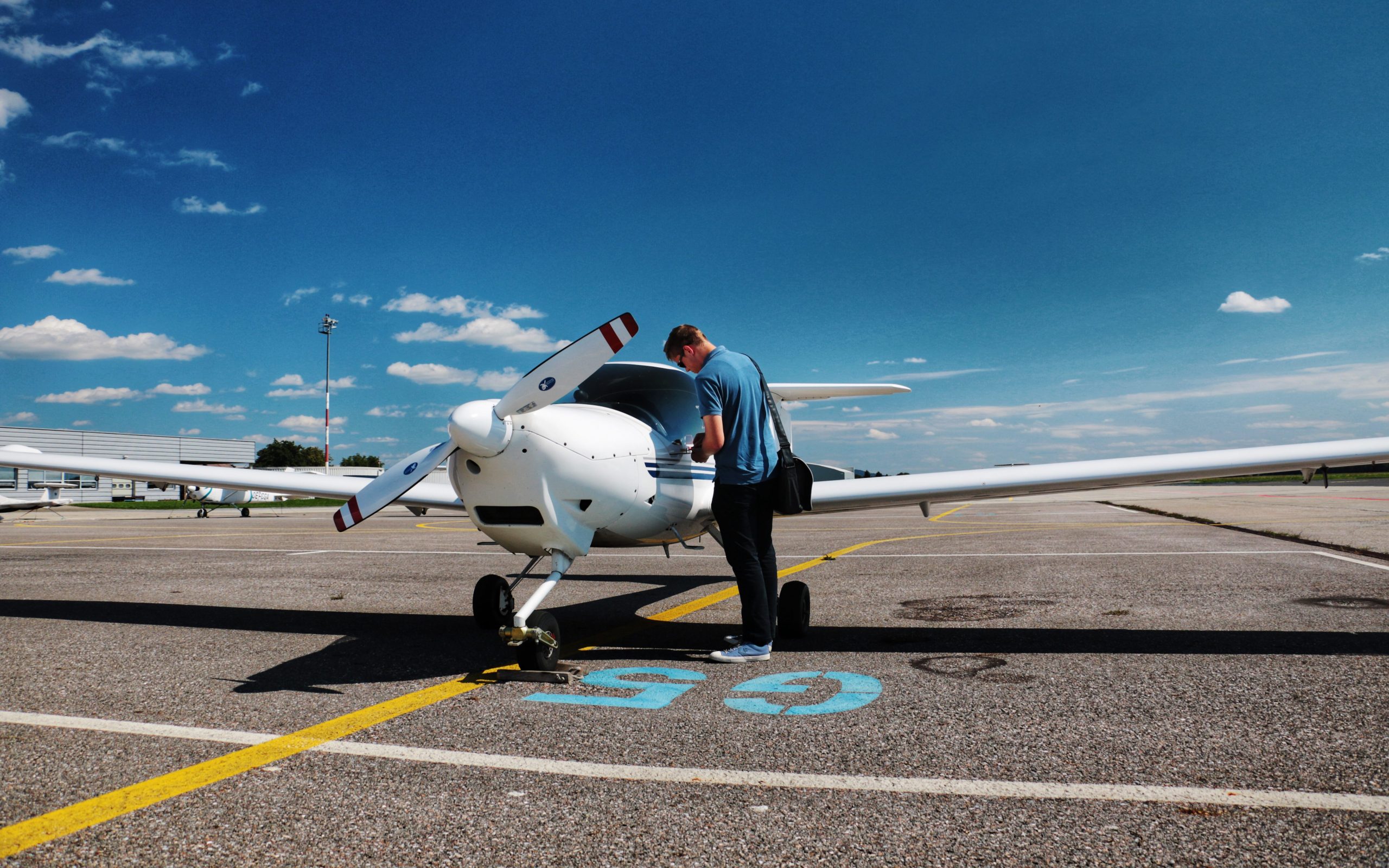 Foto Alexander Behr vor Flugzeug stehend